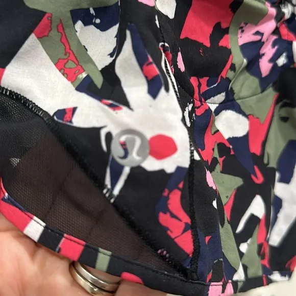 (6019) LULULEMON Hotty Hot Short (Long) Sz 6/8 **LOVED** (W=14&quot;)