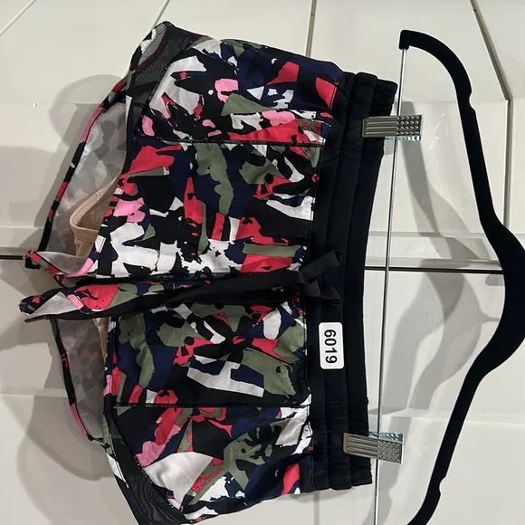 (6019) LULULEMON Hotty Hot Short (Long) Sz 6/8 **LOVED** (W=14&quot;)