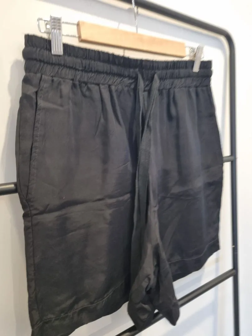 Black Briarwood Shorts, M