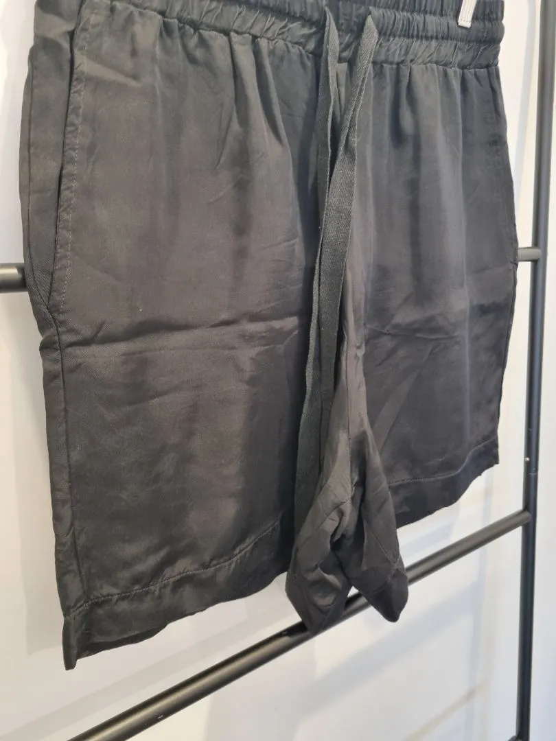 Black Briarwood Shorts, M