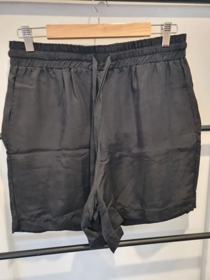 Black Briarwood Shorts, M