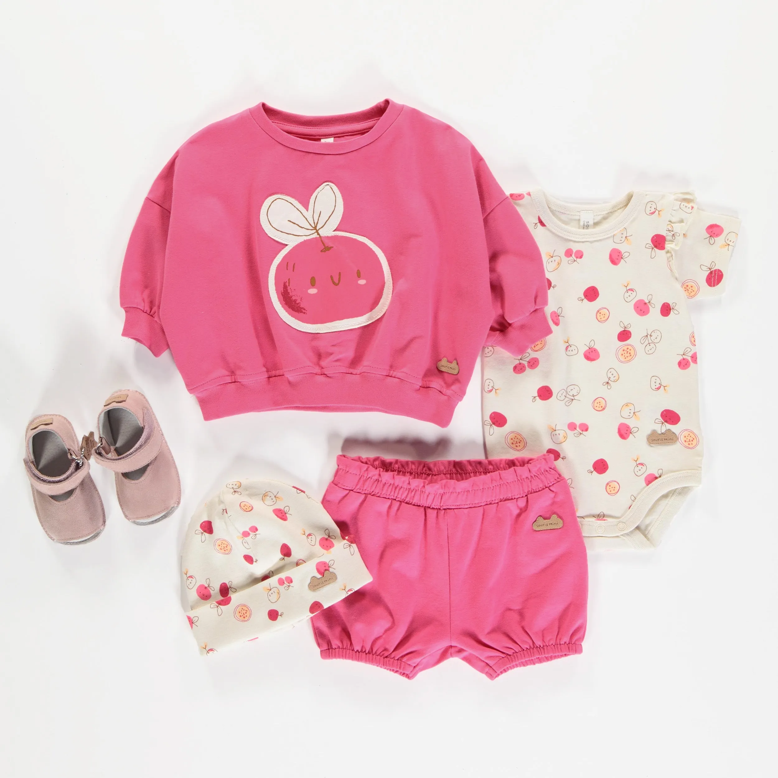 Cache-couche crème avec motif de cerises en coton biologique, naissance || Cream bodysuit with cherries print in organic cotton, newborn