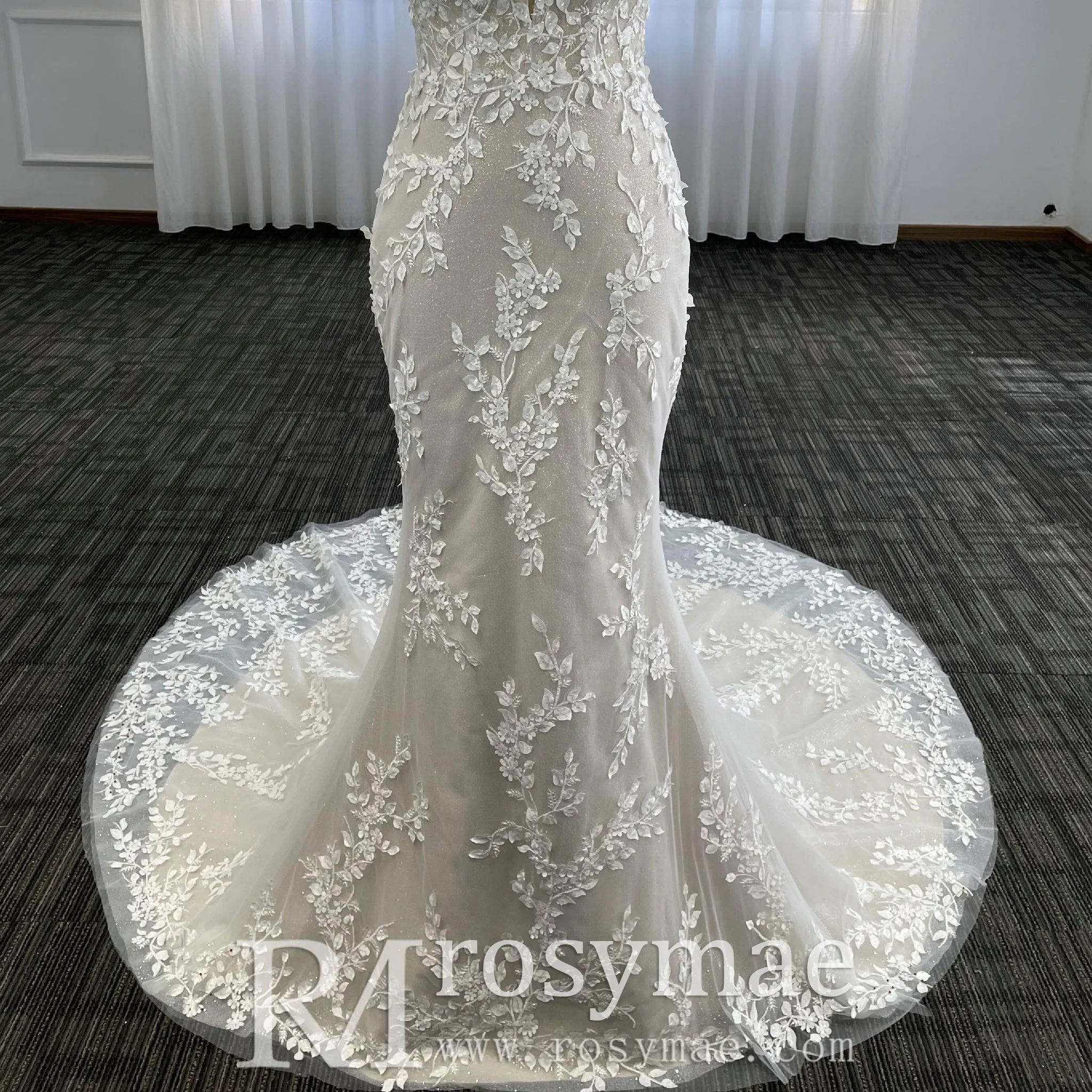 Elegant Lace Mermaid Wedding Dress with Spaghetti Straps