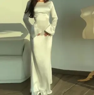Harriet - Elegant dress with long sleeves.