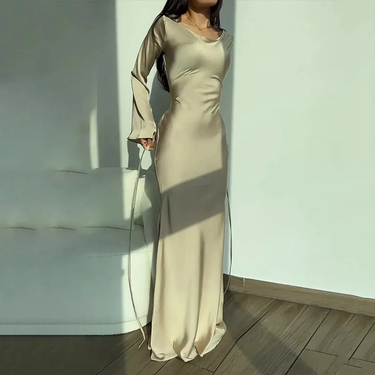 Harriet - Elegant dress with long sleeves.