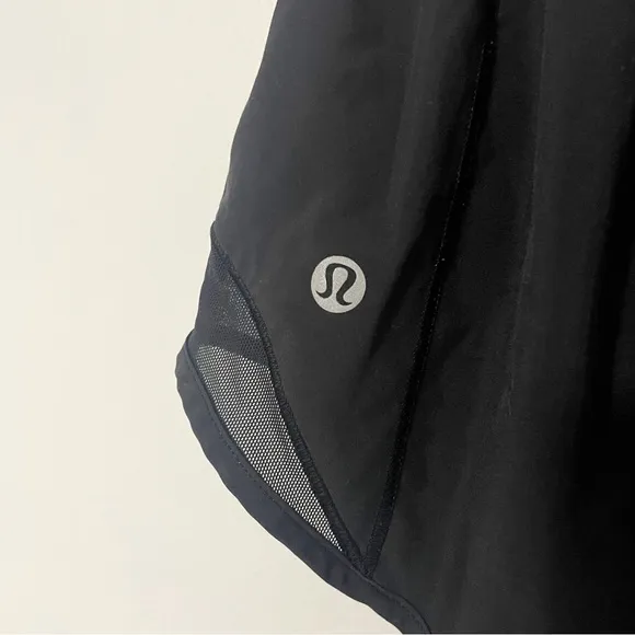 Lululemon • hotty hot short II *2.5&quot; in black sz 6
