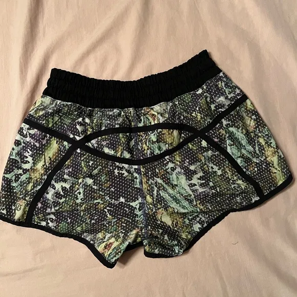 Lululemon Like New Tracker Shorts III 4 Way Stretch Floral Print