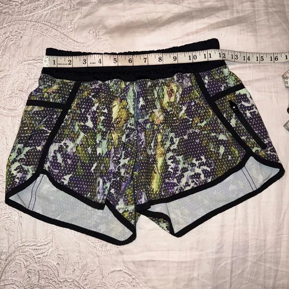 Lululemon Like New Tracker Shorts III 4 Way Stretch Floral Print