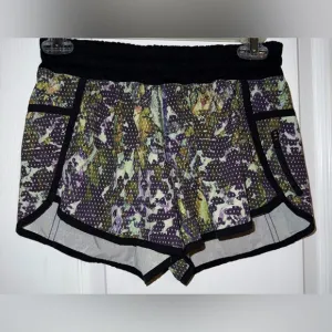 Lululemon Like New Tracker Shorts III 4 Way Stretch Floral Print