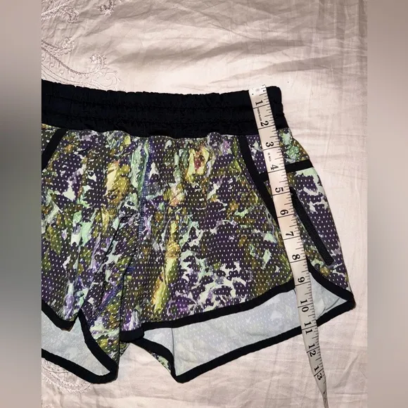 Lululemon Like New Tracker Shorts III 4 Way Stretch Floral Print