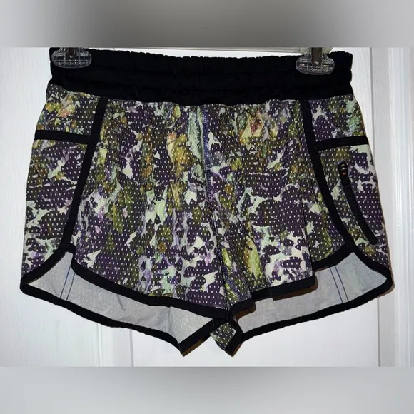 Lululemon Like New Tracker Shorts III 4 Way Stretch Floral Print