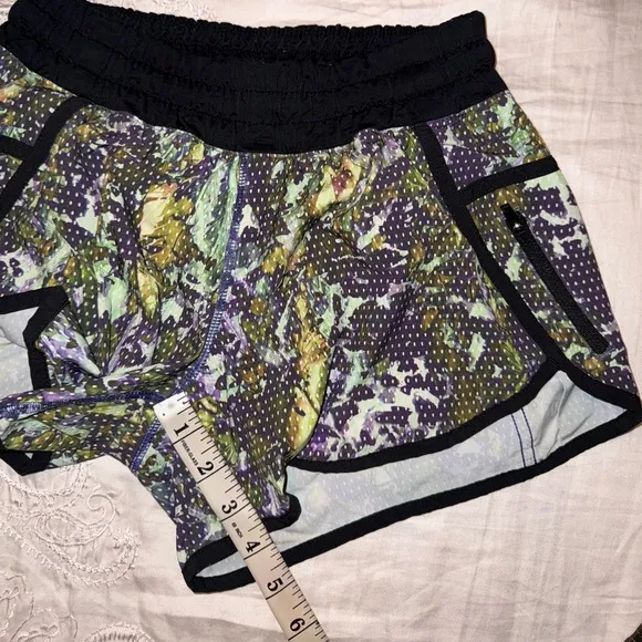 Lululemon Like New Tracker Shorts III 4 Way Stretch Floral Print