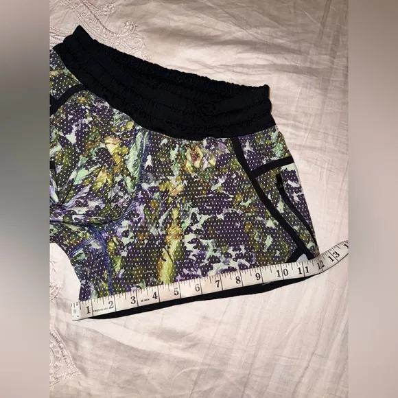 Lululemon Like New Tracker Shorts III 4 Way Stretch Floral Print