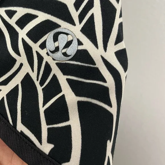 Lululemon Run Speed Short *2-way Stretch Pretty Palm Black Angel Wing/Black 6