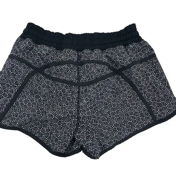 Lululemon Women's Black White Flower Lined Tracker Shorts 3&quot; Size 4 Stretch Gym