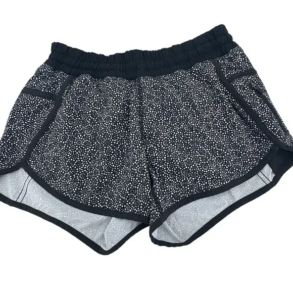 Lululemon Women's Black White Flower Lined Tracker Shorts 3&quot; Size 4 Stretch Gym