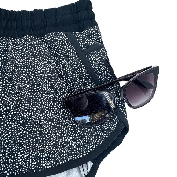 Lululemon Women's Black White Flower Lined Tracker Shorts 3&quot; Size 4 Stretch Gym