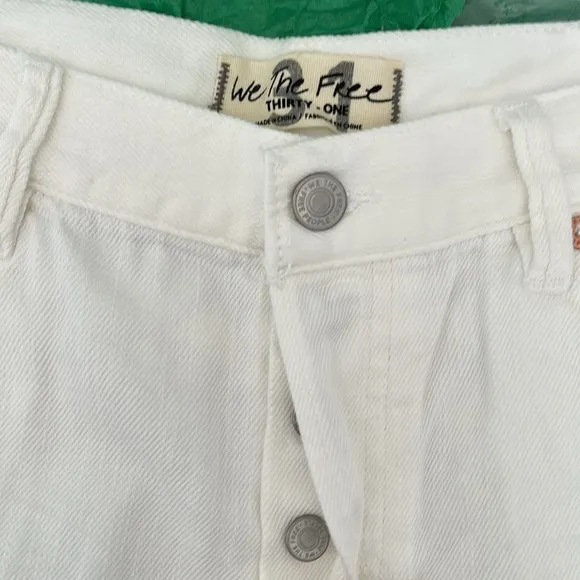 NWT Free People Loving Good Vibrations,White Denim Cutoff Shorts. Size 31. NWT