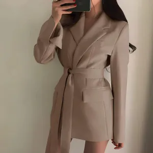 Ravikna - elegant blazer with belt