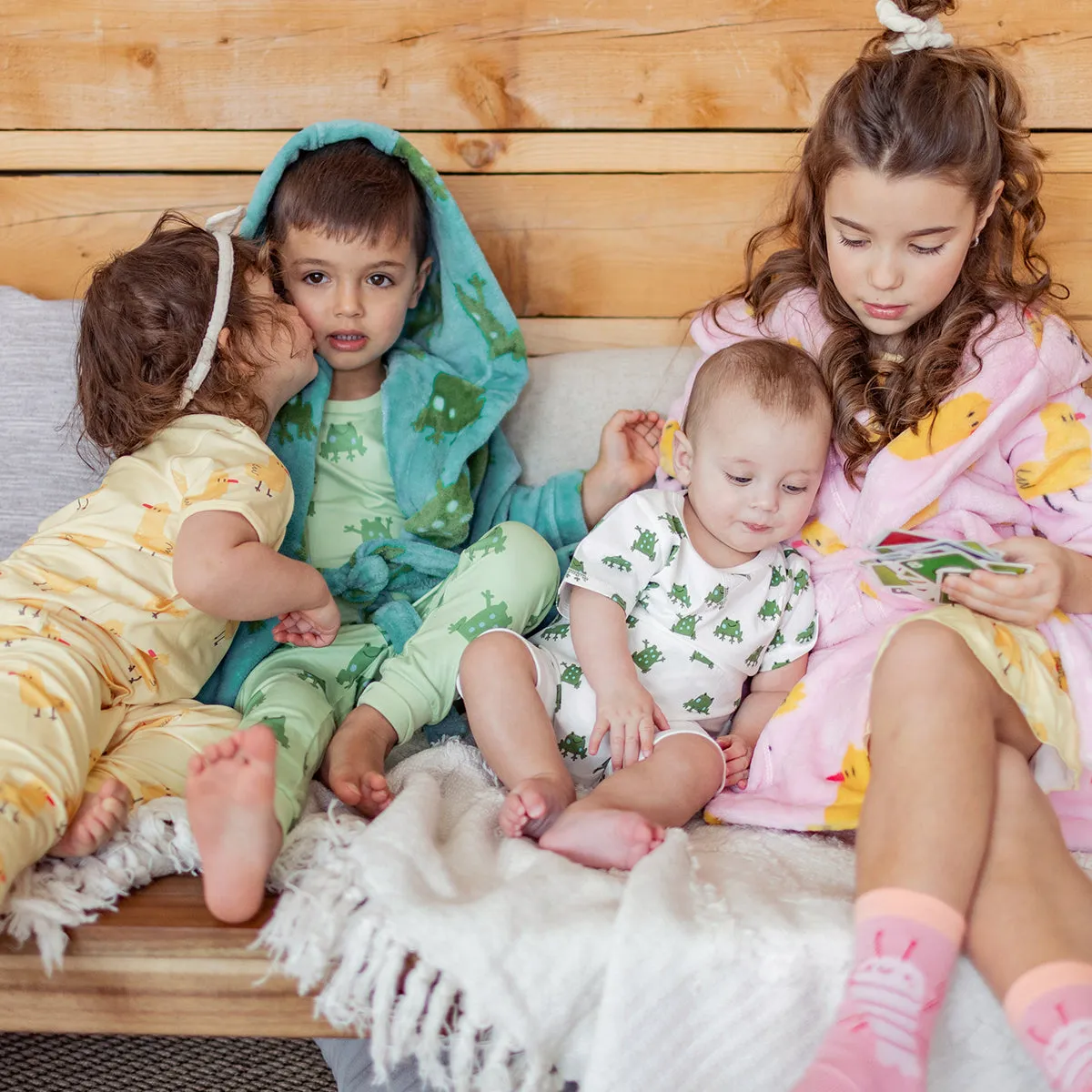 Short évolutif crème avec un motif de grenouilles vertes en jersey doux, bébé || Cream evolutive shorts with green frog all over print in soft jersey, baby
