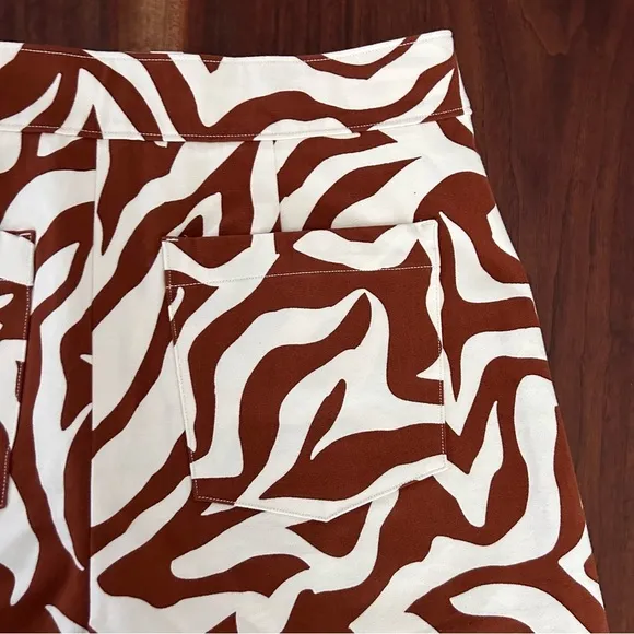 SPANX On-The-Go Printed Zebra Stripe Shorts Brown/White Size Medium NWOT