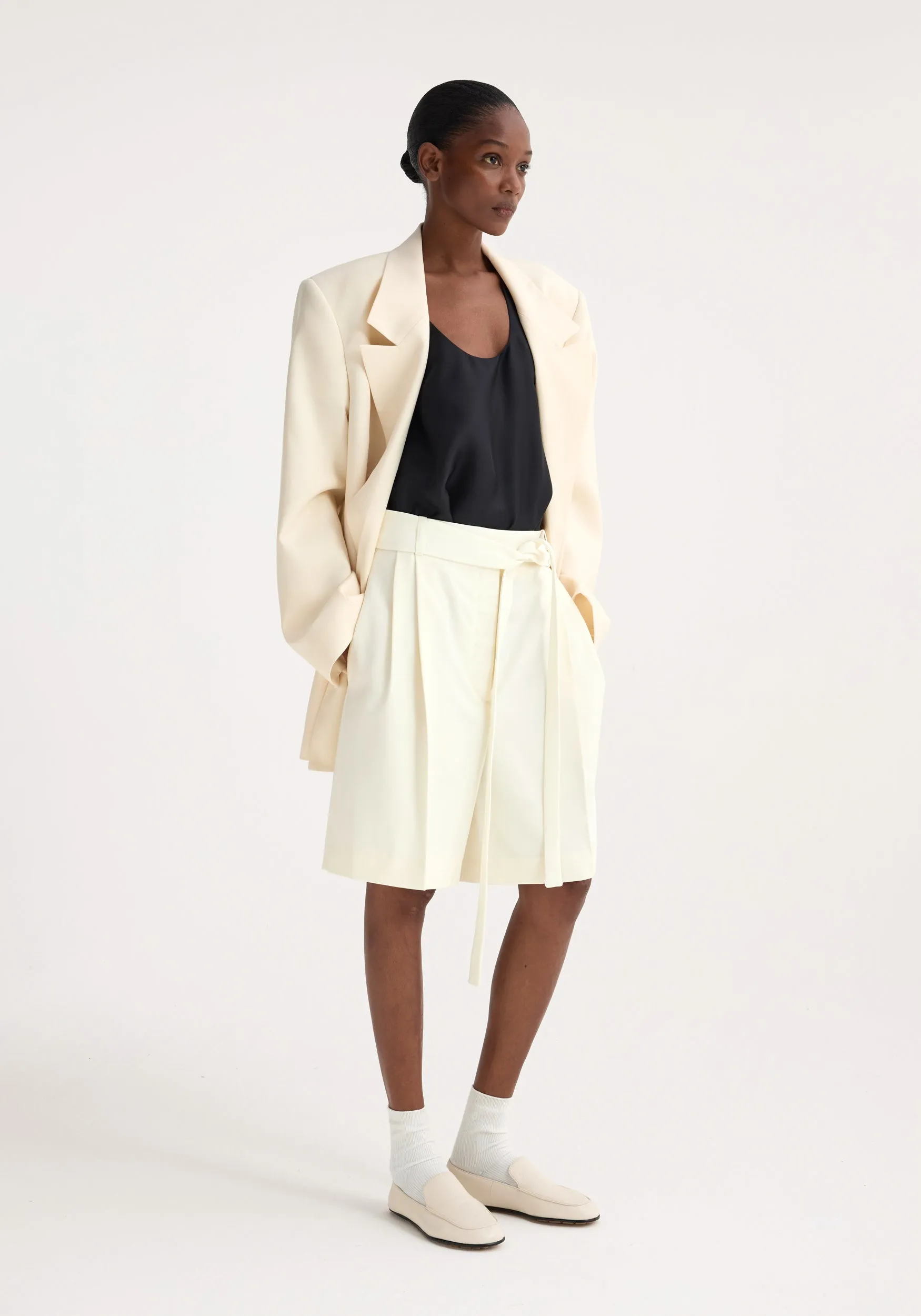 Tailored belted shorts | off white
