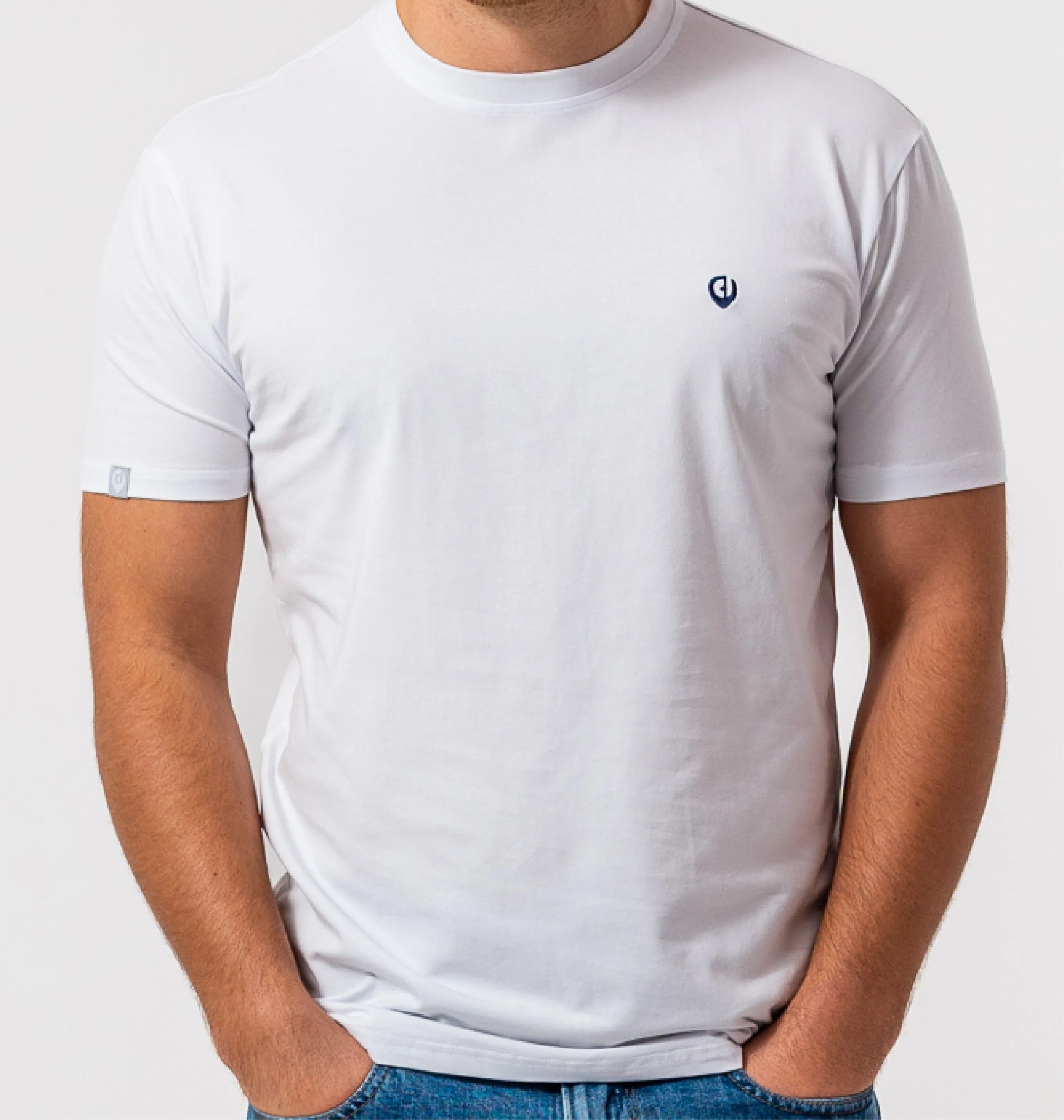 The Dexter - Classic fit T-shirt in White with Navy accents
