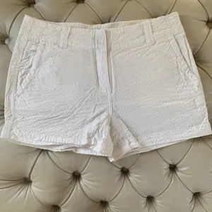 🐳Vineyard Vines Women’s 3 1/2 Inch Every Day Shorts Seersucker White Size 2🐳