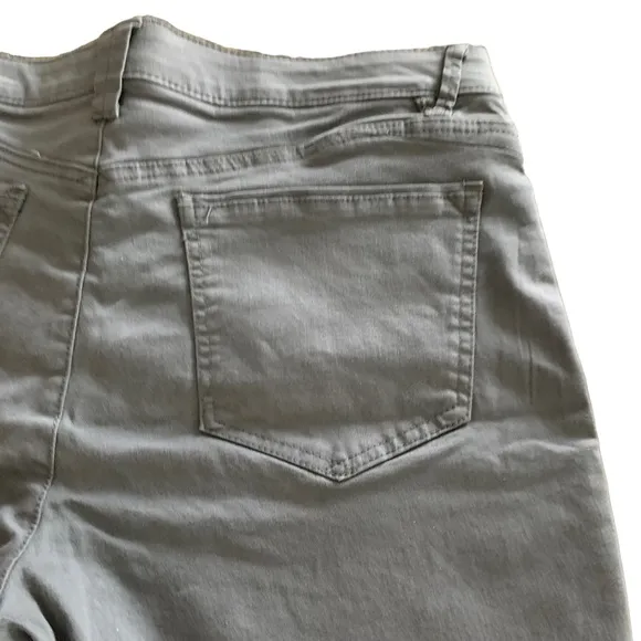 Wit &amp; Wisdom 'Ab'Solution Stretch Twill Shorts in Shadow Women’s Size 14